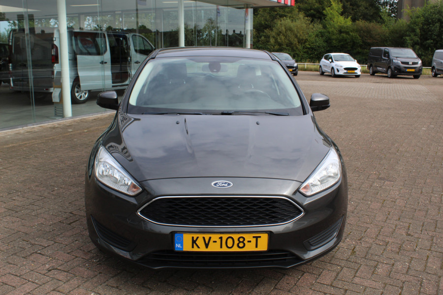 Ford Focus 1.0 Trend , 5 deurs , 100pk Navigatie , Cruise control , Airco , Voorruit verwarming Trekhaak , Bluetooth , LM velgen