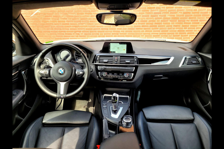 BMW 1-serie 118i M-sport, LED, Leder (Dealer-onderhouden, NL-auto met NAP)