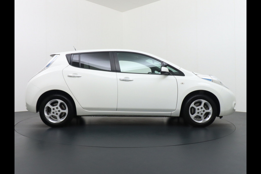 Nissan Leaf €5640,- na Subsidie 30kWh 110pk AUT. Navi Ecc Camera Bluetooth DAB LMV Stuurverwarming Keyless Regen-Licht Sensor Comfort-Pack E Elec.-ramen en spiegels Acenta