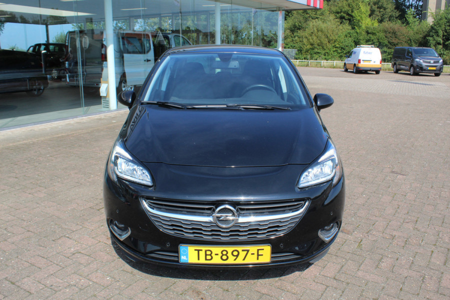 Opel Corsa 1.0-90pk Turbo 'Online Edition'. Erg nette en goed onderhouden Opel Corsa 1.0-90pk Turbo 5drs.. Volautm. airco, cruise control, navigatie, trekhaak afneembare kogel, metallic lak, parkeersensoren v+a, LM wielen, telefoonvoorb., 5 deuren etc.