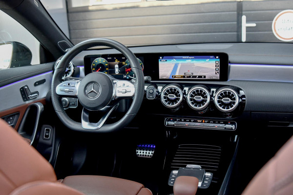 Mercedes-Benz CLA-Klasse 250 AMG Night ed. Pano, 360, Memory, Leder, Burm, Keyless, Dodeh, CarPlay, Sfeer!