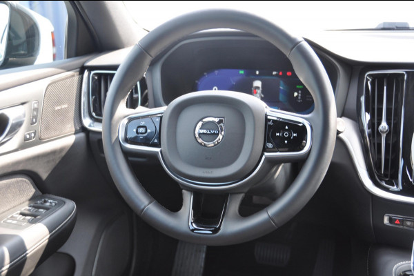 Volvo V60 T6 350PK Automaat Recharge AWD Plus Dark / Long range / 360 Camera / Semi-elektrisch inklapbare trekhaak / Panoramadak / Elektrische voorstoelen met geheugen / Apple Carplay / BLIS / Harman kardon audio /