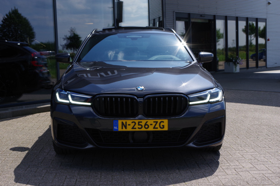 BMW 5 Serie Touring 540d 340 PK xDrive M-Sport High Executive, Panoramadak, Elek. Trekhaak, Harman/Kardon, Soft-Close