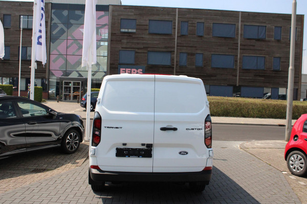 Ford Transit Custom 320 2.0 TDCI L2H1 Trend 136pk | Ford Voorraad | Handmatige regeneratie roetfilter | Laadruimte beschermingspakket (Trend) | Trekhaakvoorbereiding | Centrale dubbele vergrendeling | Navigatie systeem | LED koplampen met automatisch grootlicht | Programmeerbare voertuig interface