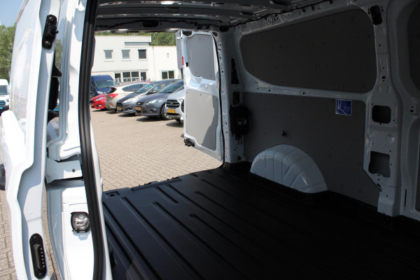 Ford Transit Custom 320 2.0 TDCI L2H1 Trend 136pk | Ford Voorraad | Handmatige regeneratie roetfilter | Laadruimte beschermingspakket (Trend) | Trekhaakvoorbereiding | Centrale dubbele vergrendeling | Navigatie systeem | LED koplampen met automatisch grootlicht | Programmeerbare voertuig interface