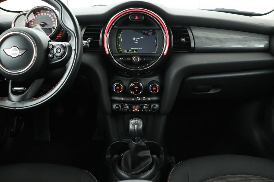 MINI Cooper 1.5 Business | 51.000km NAP | Climate control | PDC | Navigatie | Bluetooth | Cruise control