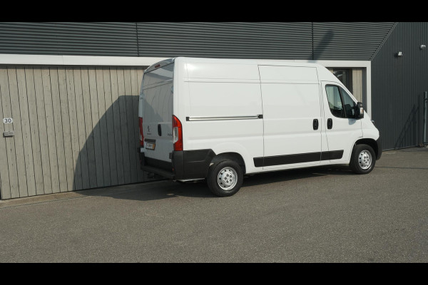 Peugeot Boxer 330 2.2 BlueHDi 120 L2H2 Premium | Trekhaak | Parkeersensoren | Navigatie | Vloerplaat