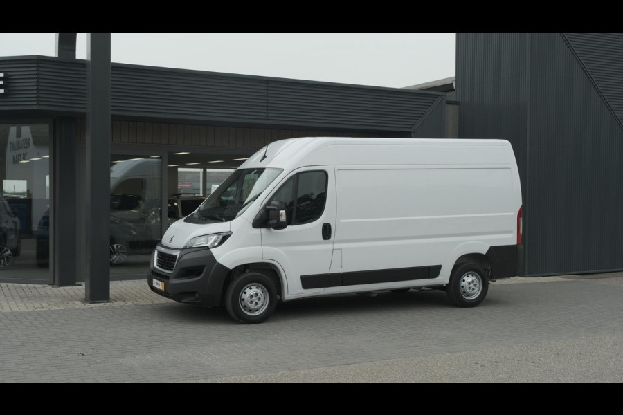 Peugeot Boxer 330 2.2 BlueHDi 120 L2H2 Premium | Trekhaak | Parkeersensoren | Navigatie | Vloerplaat