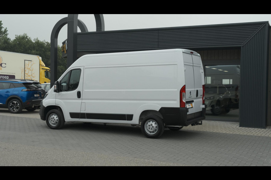 Peugeot Boxer 330 2.2 BlueHDi 120 L2H2 Premium | Trekhaak | Parkeersensoren | Navigatie | Vloerplaat