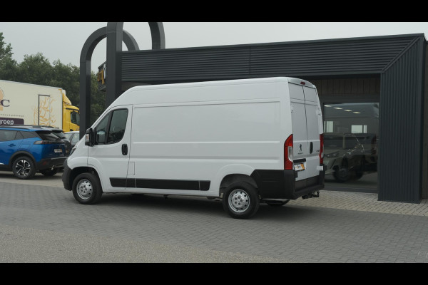 Peugeot Boxer 330 2.2 BlueHDi 120 L2H2 Premium | Trekhaak | Parkeersensoren | Navigatie | Vloerplaat