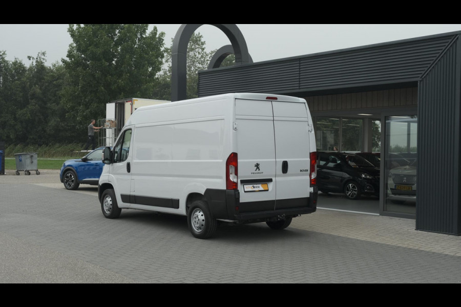 Peugeot Boxer 330 2.2 BlueHDi 120 L2H2 Premium | Trekhaak | Parkeersensoren | Navigatie | Vloerplaat