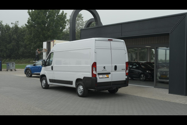 Peugeot Boxer 330 2.2 BlueHDi 120 L2H2 Premium | Trekhaak | Parkeersensoren | Navigatie | Vloerplaat