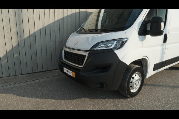 Peugeot Boxer 330 2.2 BlueHDi 120 L2H2 Premium | Trekhaak | Parkeersensoren | Navigatie | Vloerplaat