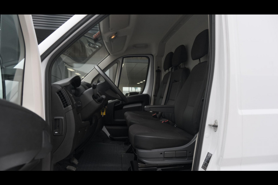 Peugeot Boxer 330 2.2 BlueHDi 120 L2H2 Premium | Trekhaak | Parkeersensoren | Navigatie | Vloerplaat