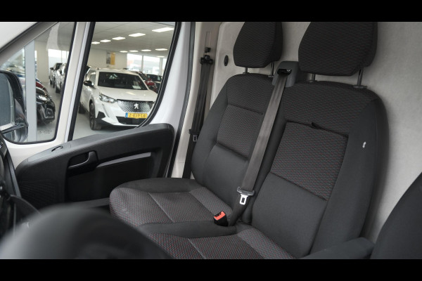 Peugeot Boxer 330 2.2 BlueHDi 120 L2H2 Premium | Trekhaak | Parkeersensoren | Navigatie | Vloerplaat