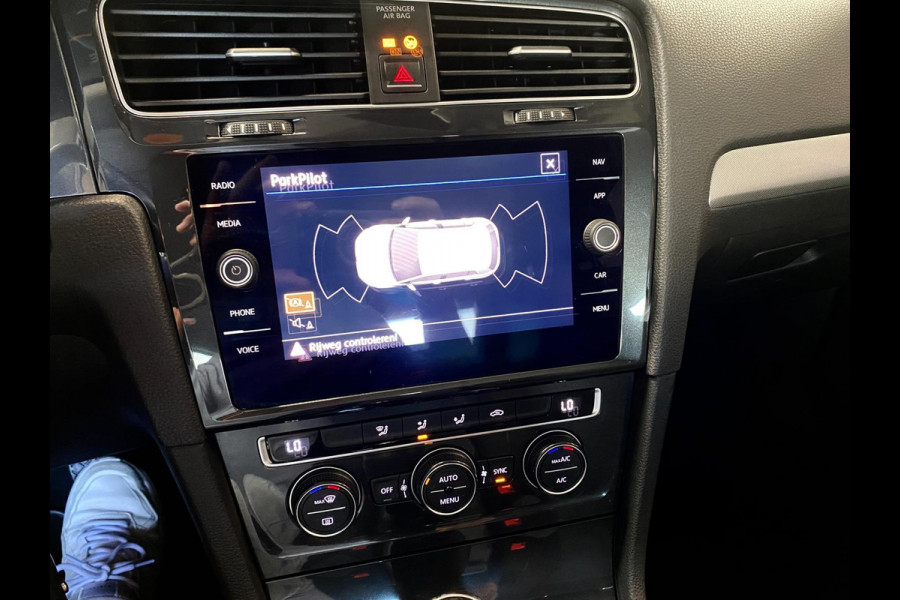 Volkswagen Golf 1.0 TSI Trendline AIRCO GROOT NAVI CARPLAY