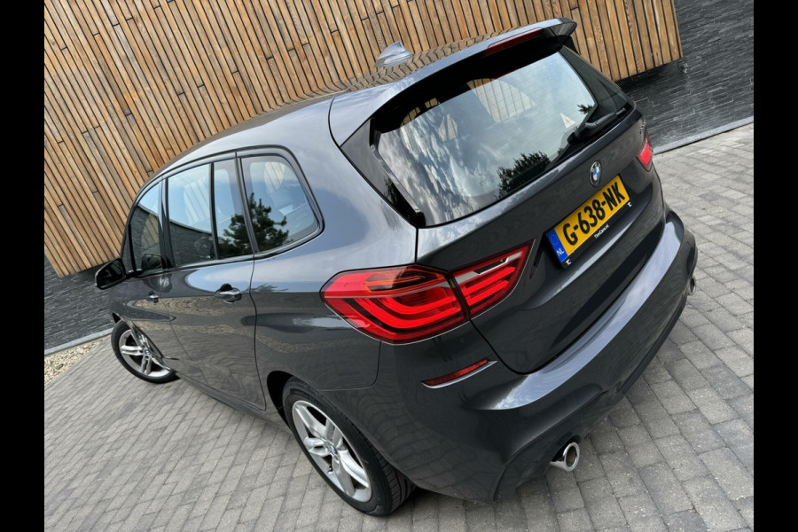 BMW 2 Serie Gran Tourer 220i M-sport 7-persoons Automaat | Achteruitrijcamera | Navigatie Proffesional | Sportstoelen | LED verlichting | DA