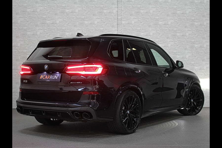 BMW X5 45e M-Performance Seats | 360 View | B&W High-End | Massage & Ventilatie | 22" | Laser | Soft-Close | Night-Vision | Panorama | Memory | Achterasbesturing | Keyless-Entry | 4-Zone Clima | Stoelverwarming V+A | Glaspook | Sfeerverlichting |