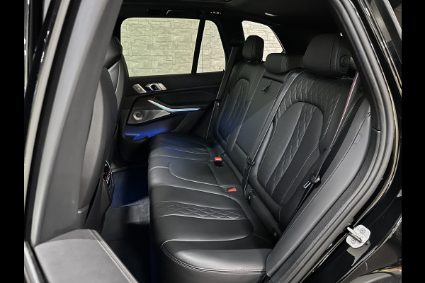 BMW X5 45e M-Performance Seats | 360 View | B&W High-End | Massage & Ventilatie | 22" | Laser | Soft-Close | Night-Vision | Panorama | Memory | Achterasbesturing | Keyless-Entry | 4-Zone Clima | Stoelverwarming V+A | Glaspook | Sfeerverlichting |