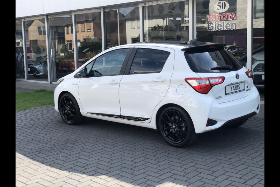 Toyota Yaris 1.5 Hybrid GR Sport | Navigatie, Parkeersensoren, Stoelverwarming, Keyless, 17inch, Leer/Alcantara, Licht + Regensensor