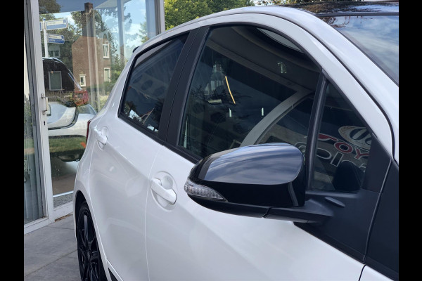 Toyota Yaris 1.5 Hybrid GR Sport | Navigatie, Parkeersensoren, Stoelverwarming, Keyless, 17inch, Leer/Alcantara, Licht + Regensensor