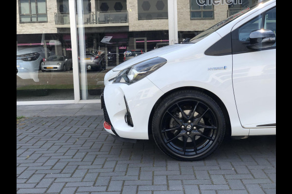 Toyota Yaris 1.5 Hybrid GR Sport | Navigatie, Parkeersensoren, Stoelverwarming, Keyless, 17inch, Leer/Alcantara, Licht + Regensensor