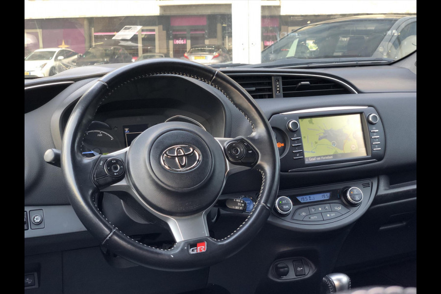 Toyota Yaris 1.5 Hybrid GR Sport | Navigatie, Parkeersensoren, Stoelverwarming, Keyless, 17inch, Leer/Alcantara, Licht + Regensensor