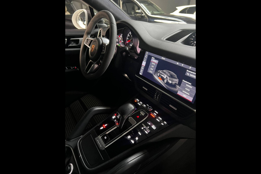 Porsche Cayenne Coupé 3.0 GT Sport Chrono Carbon Softclose Camera Bose Elektr. uitklapbare trekhaak Alcantara binnenhemel 22" LM velgen