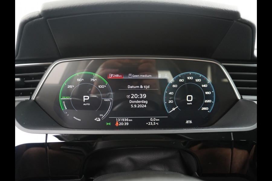 Audi E-Tron 50 312PK 71kWh Quattro Audi connect Navi Regen-Licht Sensor Led Virtual Cockpit WiFi-vb. DAB Parkeerhulp-v/a/zijk Ecc DAB Bluetooth Audi sound system Interieurvoorverwarming / -ventilatie Ptc verwarming Elec. Achterklep Edition Alarmcentrale e-call Voorbereid trekhaak bots waarschuwing systeem ESP Buitenspiegels elektrisch verstel- en verwarmbaar