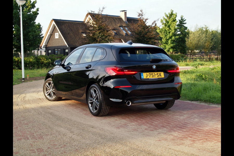 BMW 1-serie 118i Executive Edition | Camera | Apple Carplay | Sportstoelen | Camera | PDC | NL-Auto