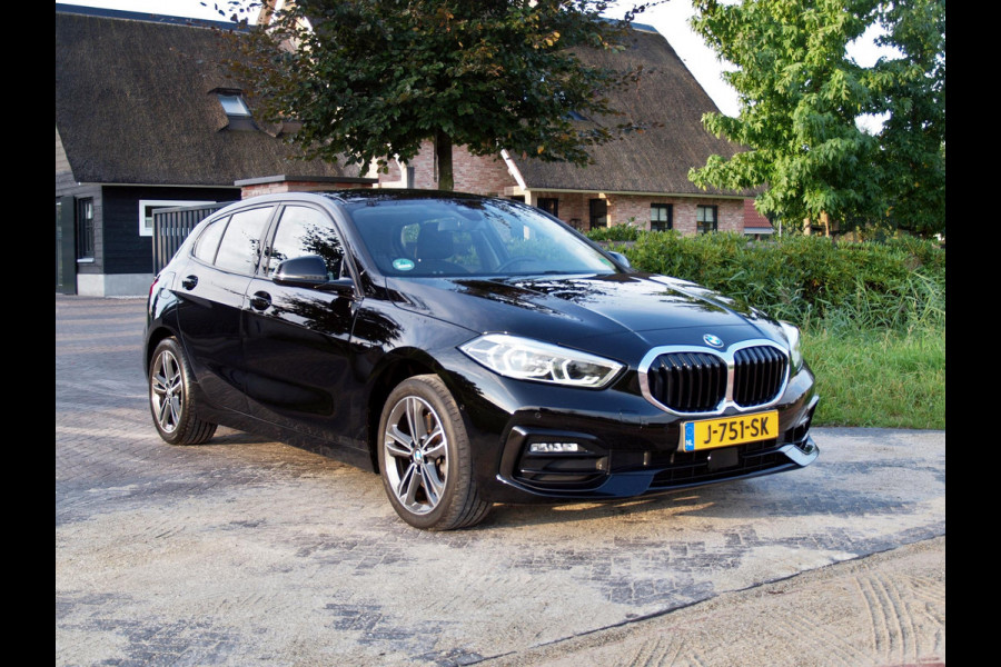 BMW 1-serie 118i Executive Edition | Camera | Apple Carplay | Sportstoelen | Camera | PDC | NL-Auto