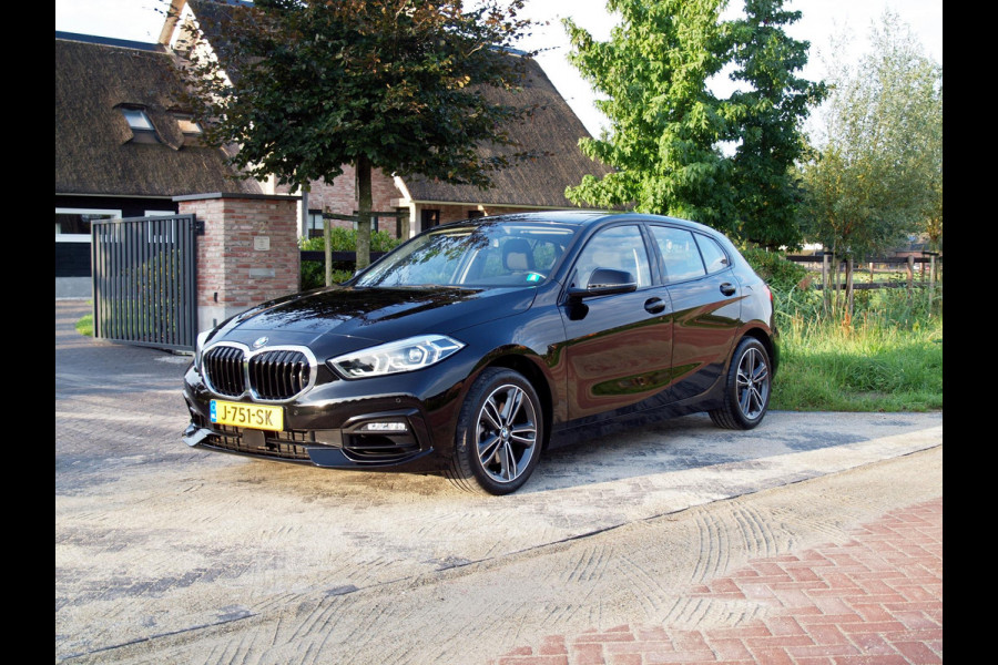 BMW 1-serie 118i Executive Edition | Camera | Apple Carplay | Sportstoelen | Camera | PDC | NL-Auto