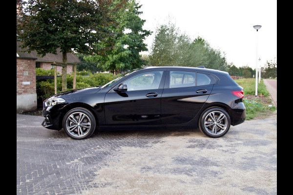 BMW 1-serie 118i Executive Edition | Camera | Apple Carplay | Sportstoelen | Camera | PDC | NL-Auto