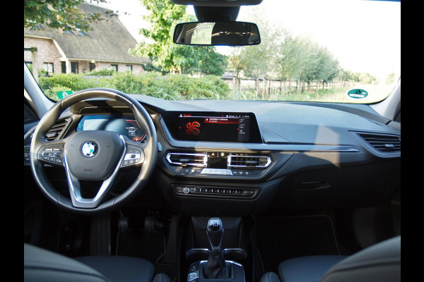 BMW 1-serie 118i Executive Edition | Camera | Apple Carplay | Sportstoelen | Camera | PDC | NL-Auto