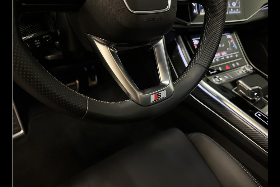 Audi Q7 55 TFSI e S-Line | Carbon | Panorama | RS Uitlaattips | Head-Up | ACC | Voll. Leder | Keyless-Go | Trekhaak 3500kg | Luchtvering | Tour-Pakket | Matrix-LED | Virtual-Cockpit | Carplay | Camera | DAB | Keyless-Go | 3-Zone Clima | Lane Assist. Rijklaarprijs incl Service en Bovag Garantie.