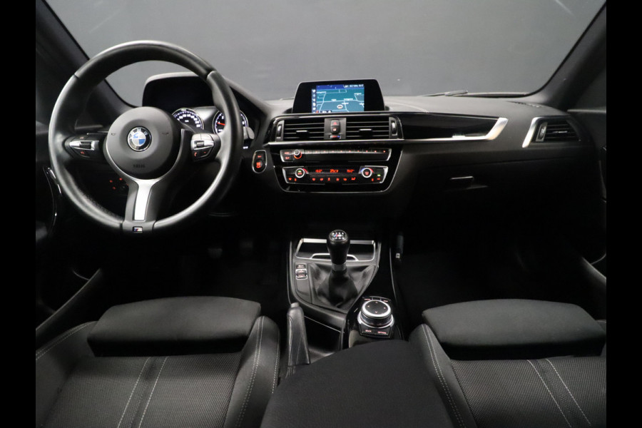 BMW 1-serie 116i Sport Line Shadow M-PAKKET [M-STUUR, NAVIGATIE, PDC ACHTER, CRUISE CONTROL, CLIMATE, NIEUWSTAAT]