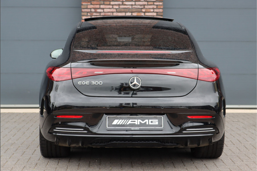 Mercedes-Benz EQE 300 AMG Line 89 kWh | 51.500,- ex BTW | Luchtvering | Distronic+ | Panoramadak | Massage | Burmester | Stoelventilatie | HUD | Keyless Go | Digital Light | Warmtepomp |