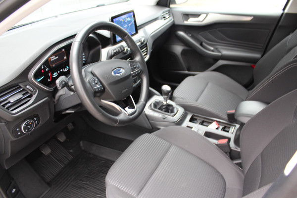 Ford FOCUS Wagon 1.0-125pk EcoBoost Mild-hybrid Titanium. Mooie, ruime, luxe en comfortabele Ford Focus wagon. Volautm. airco dual, camera, easy entry/easy go, stoel-, stuur- en voorraamverw., cruise control, Isofix, side- en lane assist, parkeersensoren v+a, LM wielen etc.