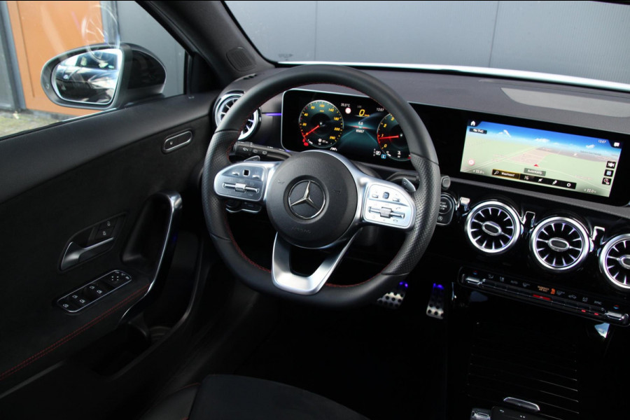 Mercedes-Benz A-Klasse 200 AMG-line | Pano | Sfeer | Widescreen