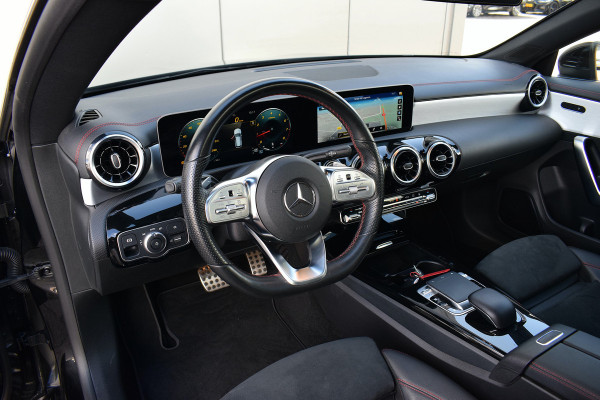 Mercedes-Benz CLA-Klasse Shooting Brake 180 Business Solution AMG | Trekhaak | Pano | Burmester | Leer/ Alcantara