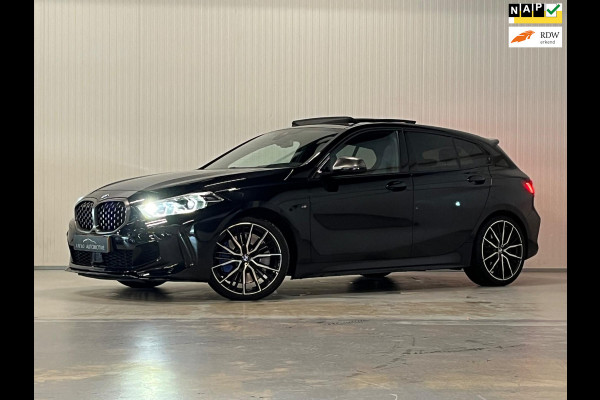 BMW 1-serie M135i xDrive | PANO | HARMAN KARDON | ACC | HUD | KUIPSTOEL | CAMERA