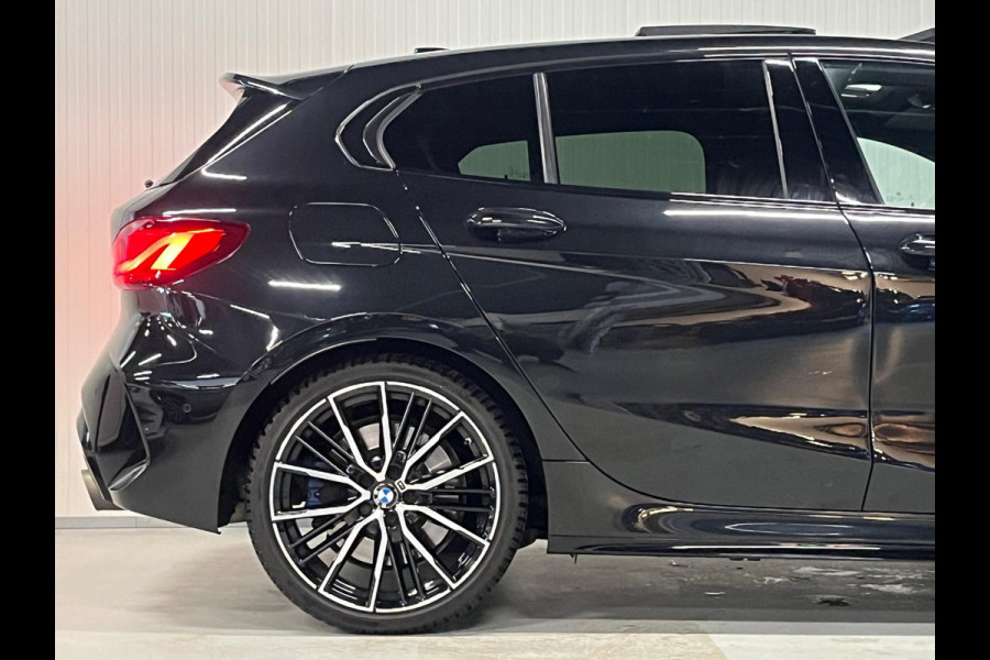 BMW 1-serie M135i xDrive | PANO | HARMAN KARDON | ACC | HUD | KUIPSTOEL | CAMERA