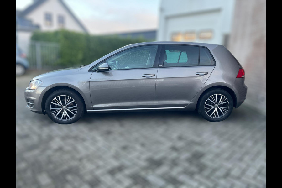 Volkswagen Golf 1.2 TSI Trendline met comfortpakket / AFNEEMBARE TREKHAAK / CARPLAY / PDC / CRUISE CONTROL / 4-SEIZ. BANDEN / ECC