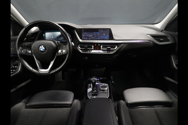 BMW 1-serie 118i Sport Line [APPLE CARPLAY, NAVIGATIE, LED, DAB, STUUR LEDER, SPORTSTOELEN, NIEUWSTAAT]