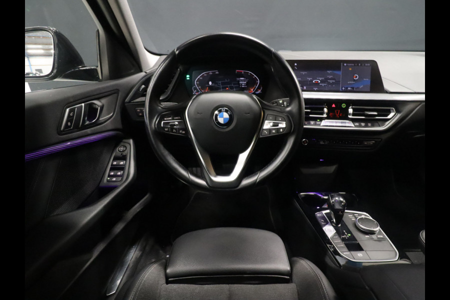 BMW 1-serie 118i Sport Line [APPLE CARPLAY, NAVIGATIE, LED, DAB, STUUR LEDER, SPORTSTOELEN, NIEUWSTAAT]