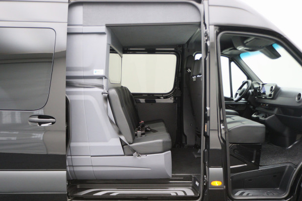 Mercedes-Benz Sprinter 317 CDI Aut. L2H2 DC 6-ZITS 2x Schuifdeur, Leer, Camera, Apple Carplay, Cruise, DAB, Trekhaak, 17''