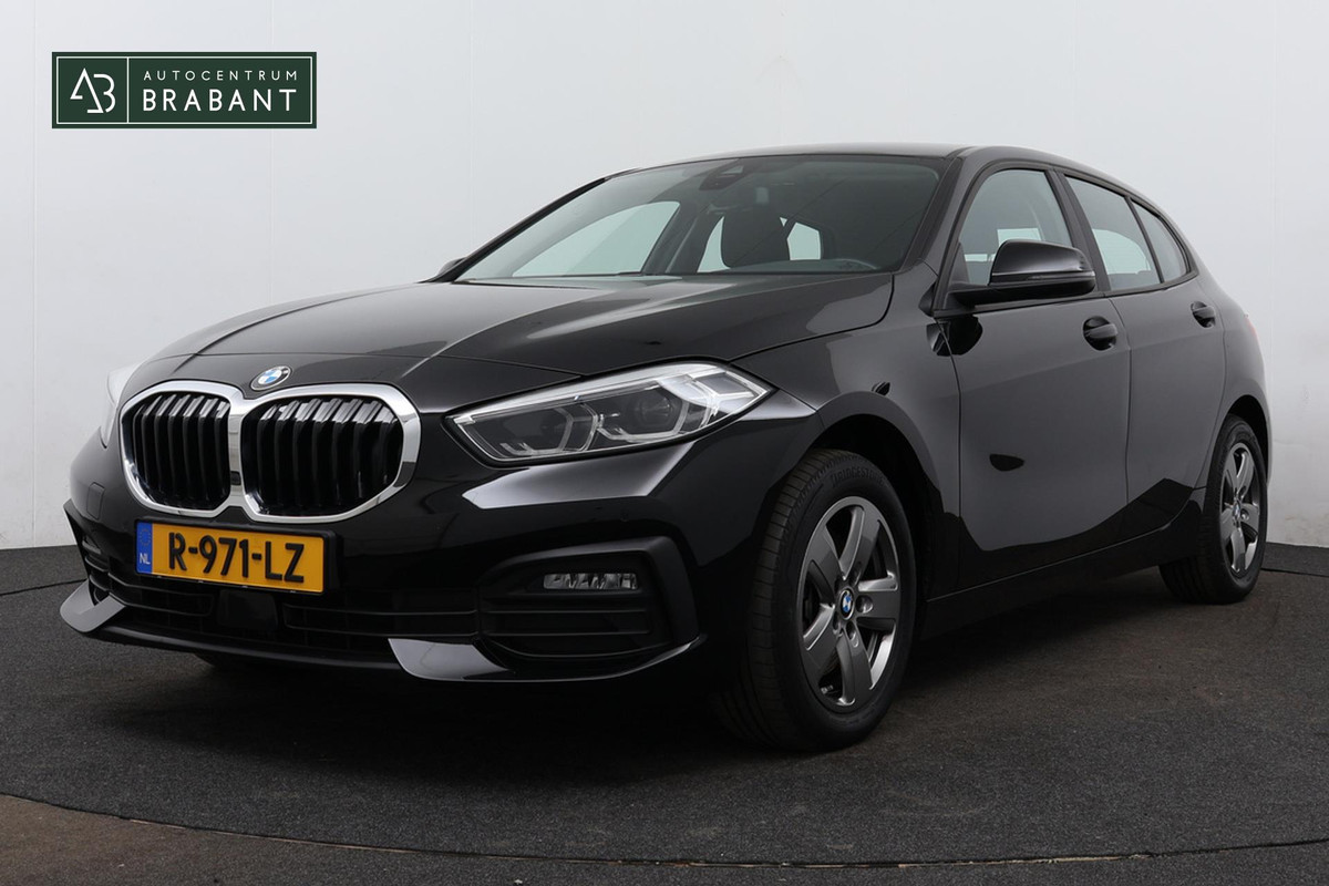 BMW 1-serie 118i Business Edition Automaat (NAVIGATIE, CARPLAY, PARKEERSENSOREN, 1e EIGENAAR, DEALER ONDERHOUDEN)