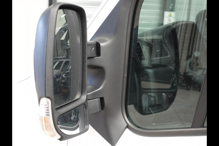 Renault Master T33 2.3 dCi 135 L2H2 Airco Cruise control Parkeersensoren Navigatie Trekhaak