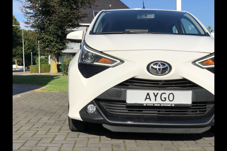 Toyota Aygo 1.0 VVT-i x-joy | Apple CarPlay/Android Auto, lichtmetalen velgen, Airconditioning, In hoogte verstelbare stoel, Parkeercamera