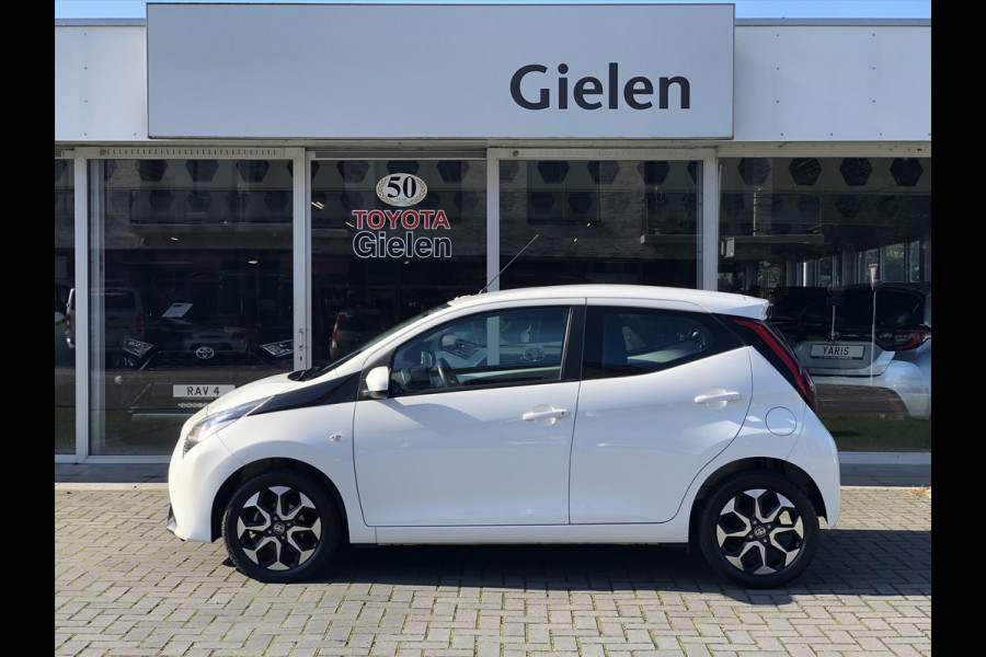 Toyota Aygo 1.0 VVT-i x-joy | Apple CarPlay/Android Auto, lichtmetalen velgen, Airconditioning, In hoogte verstelbare stoel, Parkeercamera